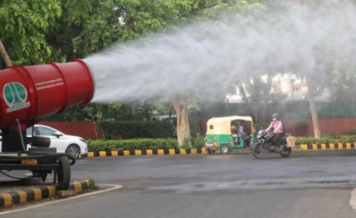 दिल्ली : प्रदूषण घटाने को निर्माण कार्यो पर रोक, 521 वाटर स्प्रिगलिंग मशीनें, 233 एंटी स्मॉग गन तैनात